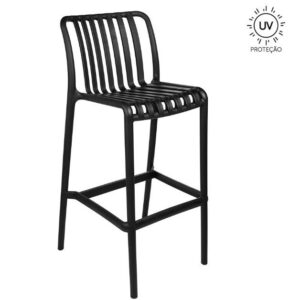 Banqueta de exterior monobloco, sem braços, na cor preta. O assento e encosto são formados por ripas. Ícones de "Empilhável" e "Proteção UV" visíveis.