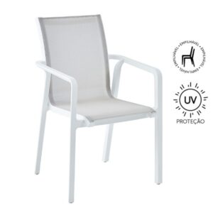 Cadeira de exterior empilhável, com estrutura em polipropileno branco e assento e encosto em tela mesh cinza claro. Ícones de "Empilhável" e "Proteção UV" visíveis.