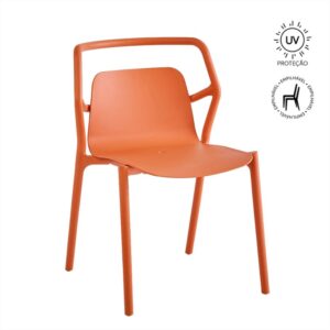 Poltrona de exterior de design moderno na cor laranja vibrante, fabricada em polipropileno. O ícone de "Proteção UV" e "Empilhável" estão visíveis no canto superior direito.