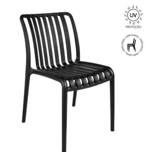 Cadeira de exterior monobloco, sem braços, na cor preta. O assento e encosto são formados por ripas. Ícones de "Empilhável" e "Proteção UV" visíveis.