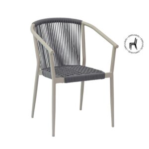 Cadeira de exterior empilhável, com estrutura em alumínio off-white e assento e encosto em trama de corda náutica cinza escuro.