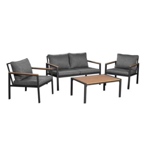 Conjunto de mobiliário lounge exterior na cor cinza escuro, composto por um sofá de dois lugares e duas poltronas individuais, todos com estrutura geométrica em metal preto (alumínio) e detalhes de apoio de braço em Polywood (imitação de madeira clara). Ao centro, uma mesa de centro retangular com tampo em Polywood. As peças possuem almofadas espessas para conforto.
