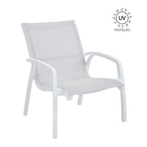 Poltrona de exterior empilhável, com estrutura em polipropileno branco e assento e encosto em tela mesh cinza claro. Ícones de "Empilhável" e "Proteção UV" visíveis.