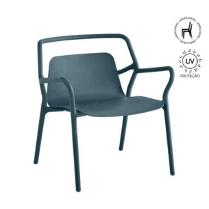 Poltrona de exterior de design moderno na cor azul marinho, fabricada em polipropileno. O ícone de "Proteção UV" e "Empilhável" estão visíveis no canto superior direito.