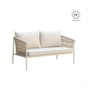 Sofá de exterior de dois lugares bege claro, visto frontalmente e ligeiramente de lado, com estrutura em alumínio e encosto e braços em trama de corda náutica bege. As almofadas do assento e encosto são de tecido bege claro. Um ícone de "Proteção UV" está no canto superior direito.