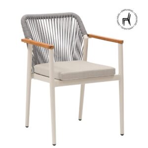Cadeira de exterior empilhável, com estrutura em alumínio bege (off-white) e encosto em trama de corda náutica cinza claro. Possui braços em madeira Teca e almofada de assento bege.